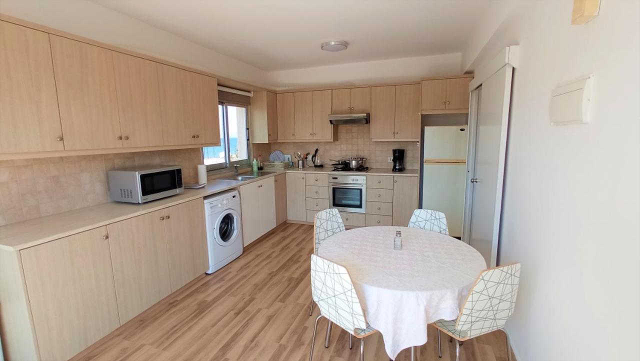 5 Min To The Beach Holiday Shared Apartment Incl Netflix - Private Room In 3 Bdr Apt Lárnaca Exterior foto
